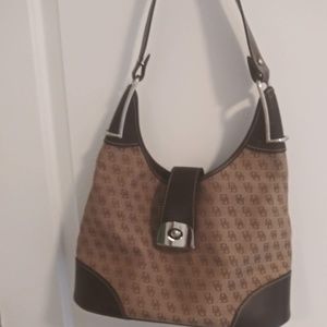 🎀🌷Dooney & Bourke Signature Leather Purse # 311